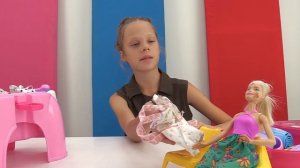 Салон красоты - Барби готовит торт и моет голову