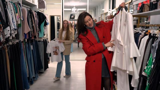 ОДЕВАЕМСЯ НА РЫНКЕ  Прохожие оценивают лук