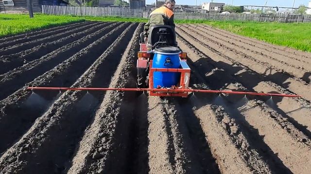 Обработка картошки лазуритом. МТЗ 132 опрыскиватель. Самодельный опрыскиватель. Самодельный опрыскиватель для МТЗ.