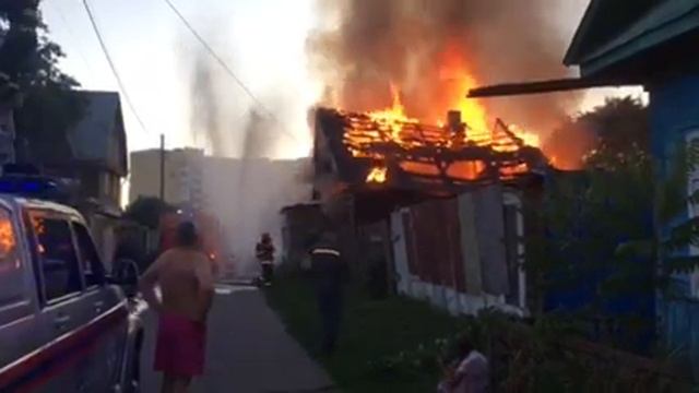 В Гомеле по Песочному проезду горит дом смотреть онлайн