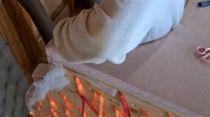 Закрываем подлокотник лентой скрытого шва. Как работать с лентой скрытого шва. Ставим дно на кроват