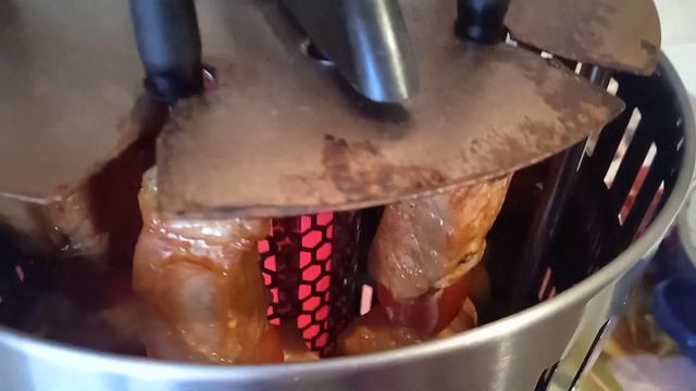 жарятся шашлыки в домашней шашлычнице мы будем есть с моей любимой женой Оксаной смотреть онлайн