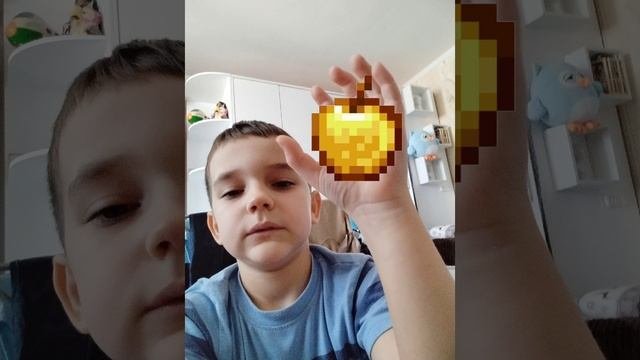золотое яблоко в руке