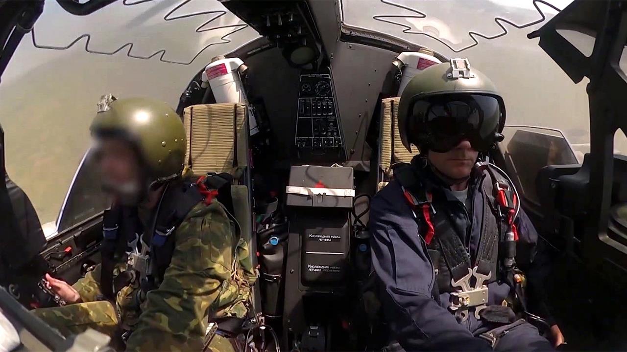 Бойцы огневой поддержки на вертолетах Ми-8 эвакуируют раненых с поля боя