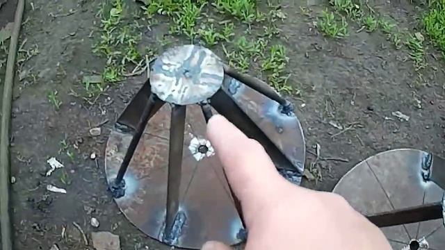 Самодельные ежи для прополки картофеля.