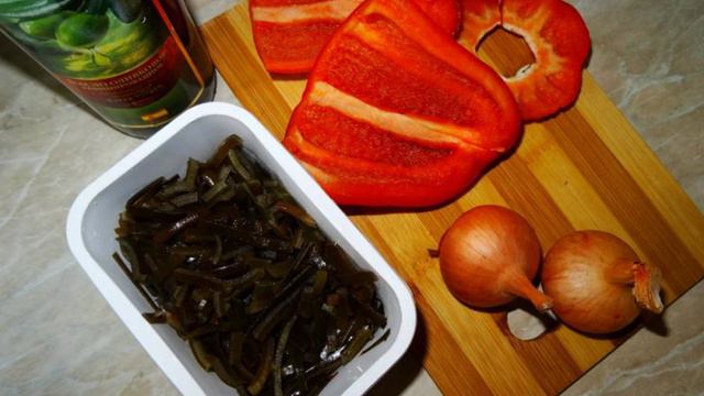 Морская капуста тушеная с болгарским перцем