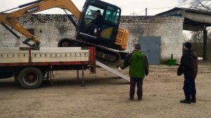 Экскаватор заезжает на трал