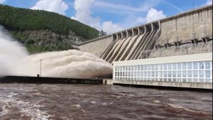 Зейская ГЭС сбрасывает воду ,чтобы спастись от прорыва плотины