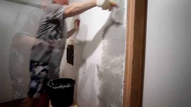 Отказались от натяжного потолка в пользу латексной краски. Шпаклюю стену, крашу потолок. смотреть онлайн