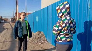 Девочка бьет пацана
