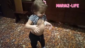 Мария хорошо покушала и показывает свой большой животик.