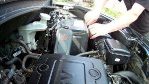 КАК СНЯТЬ АККУМУЛЯТОР С АВТОМОБИЛЯ