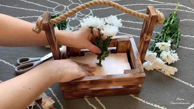 Подарок своими руками - милая корзинка из конфет и цветов
