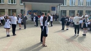 Вальс выпускников на последнем звонке в школе 6 в Солигорске