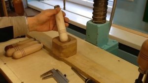 Сверлим ручку для стамески в сверлильном станке строго по оси