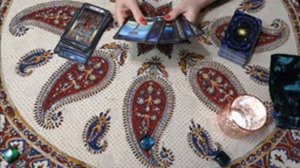 Хочет ли он встречи со мной? Онлайн гадание. Таро.