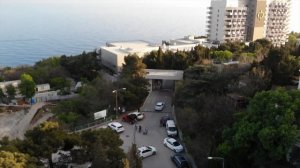 Форос с воздуха. Воскресенская (Фороская) церковь. Байдарские ворота