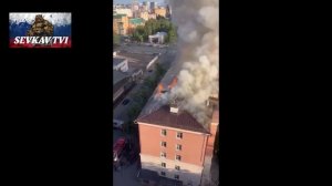 Крупный пожар в Казани. Горит практически вся крыша жилого дома на улице Чехова.