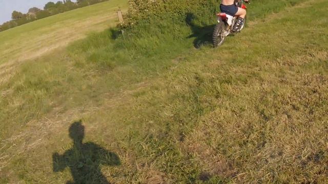 HONDA CR80 2001 vs CR125 2001 Flatout (SORRY FOR THE BAD CAMERA ANGLE) смотреть онлайн