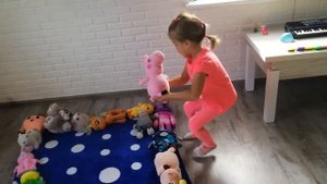 Играем с мягкими игрушками - Видео для детей