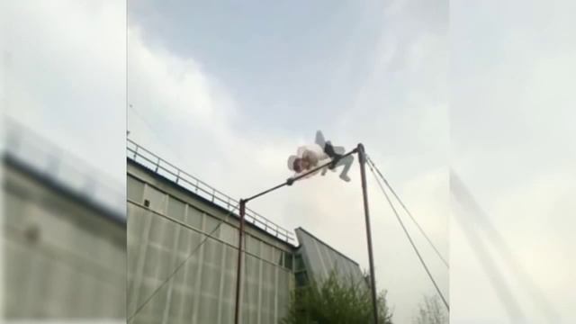 Жесткие падения с турника! Best fail on the horizontal bar смотреть онлайн