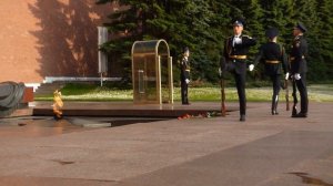 СМЕНА ПОЧЕТНОГО КАРАУЛА У ВЕЧНОГО ОГНЯ В АЛЕКСАНДРОВСКОМ САДУ