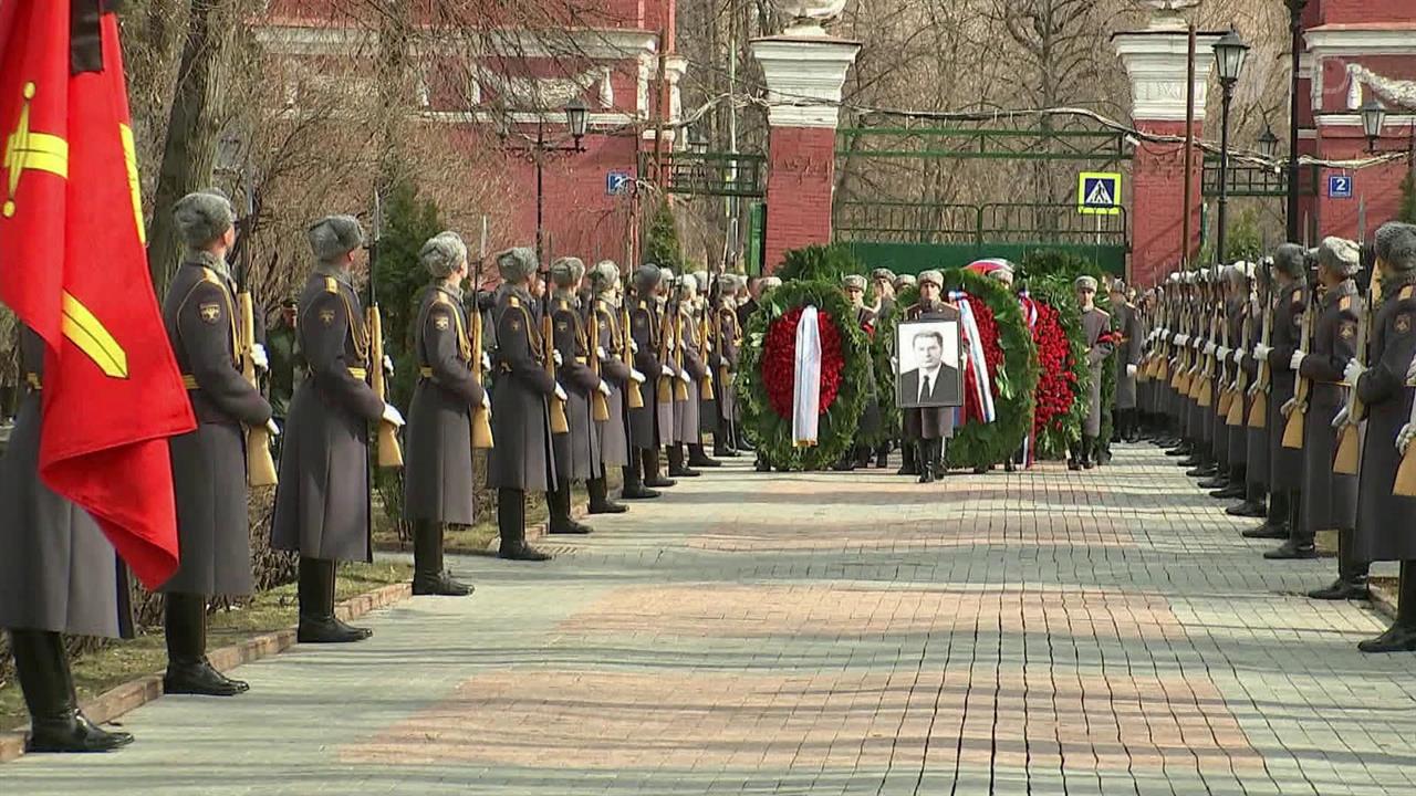 Владимира Жириновского похоронили на Новодевичьем кладбище с государственными почестями