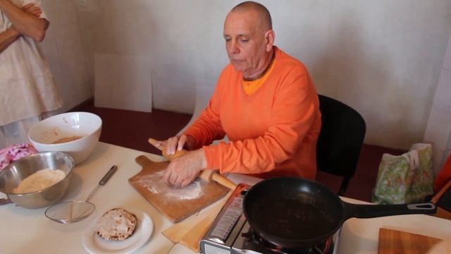 Chapatti  - Cooking with dasa Goswami / Чапати - Готовим с Госвами смотреть онлайн