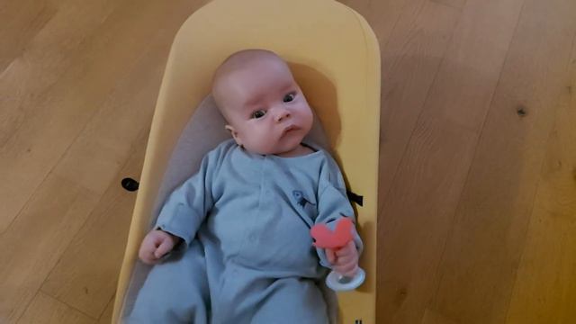 04.05.21 😁 Младенец Джейми сам держит игрушку в руках и грызёт её. 😁 смотреть онлайн