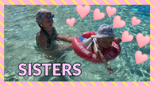 Оля учит младшую сестричку плавать