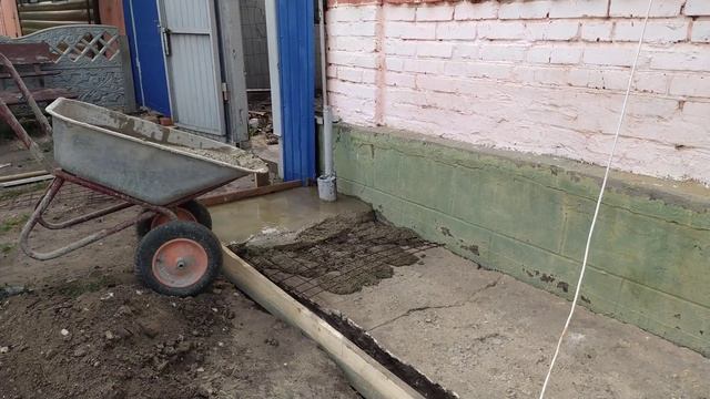 Теперь все соседи просят так отремонтировать разрушенную отмостку ?. Ремонт отмостки.