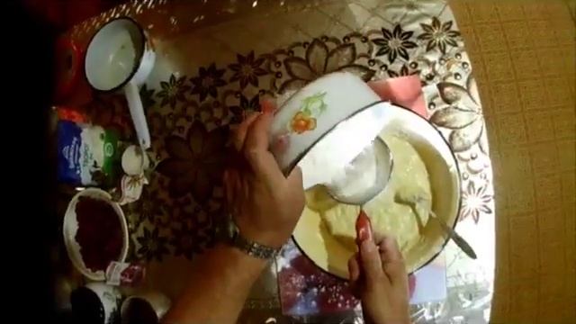 Простой пирог с малиной и творогом