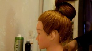 Изящная прическа с валиком, за несколько минут!!) Для средних и длинных волос.