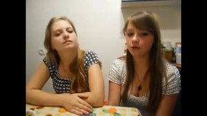 Две девушка красиво поют.