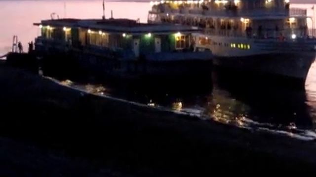 Швартовка в Енисейске в вечернюю зарю с салютом. Дочка на руках у отца. смотреть онлайн