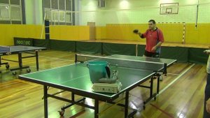 Самодельный робот для настольного тенниса на аккумуляторе.The independent robot for table tennis.