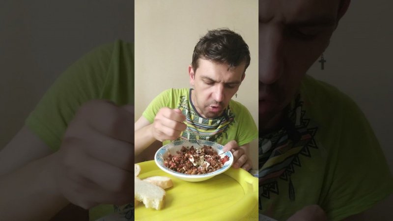 МУКБАНГ ЯИЧНИЦА С ПОМИДОРАМИ #shorts