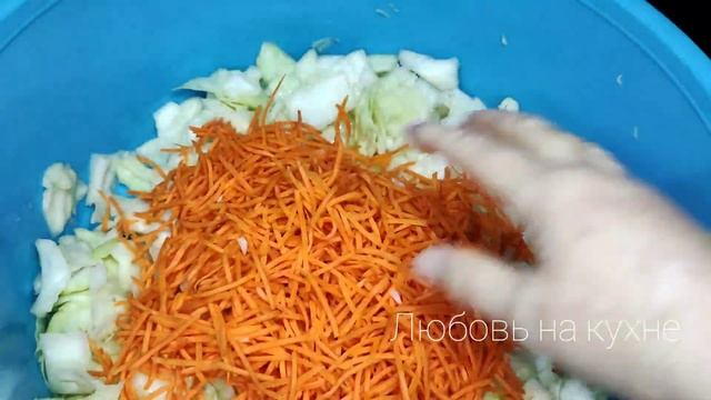 Салат из свежей капусты с морковью и с "изюминкой"