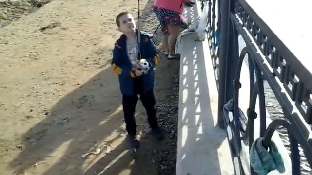Весенняя рыбалка на ВОБЛУ в центре города на центральной набережной в Астрахани.