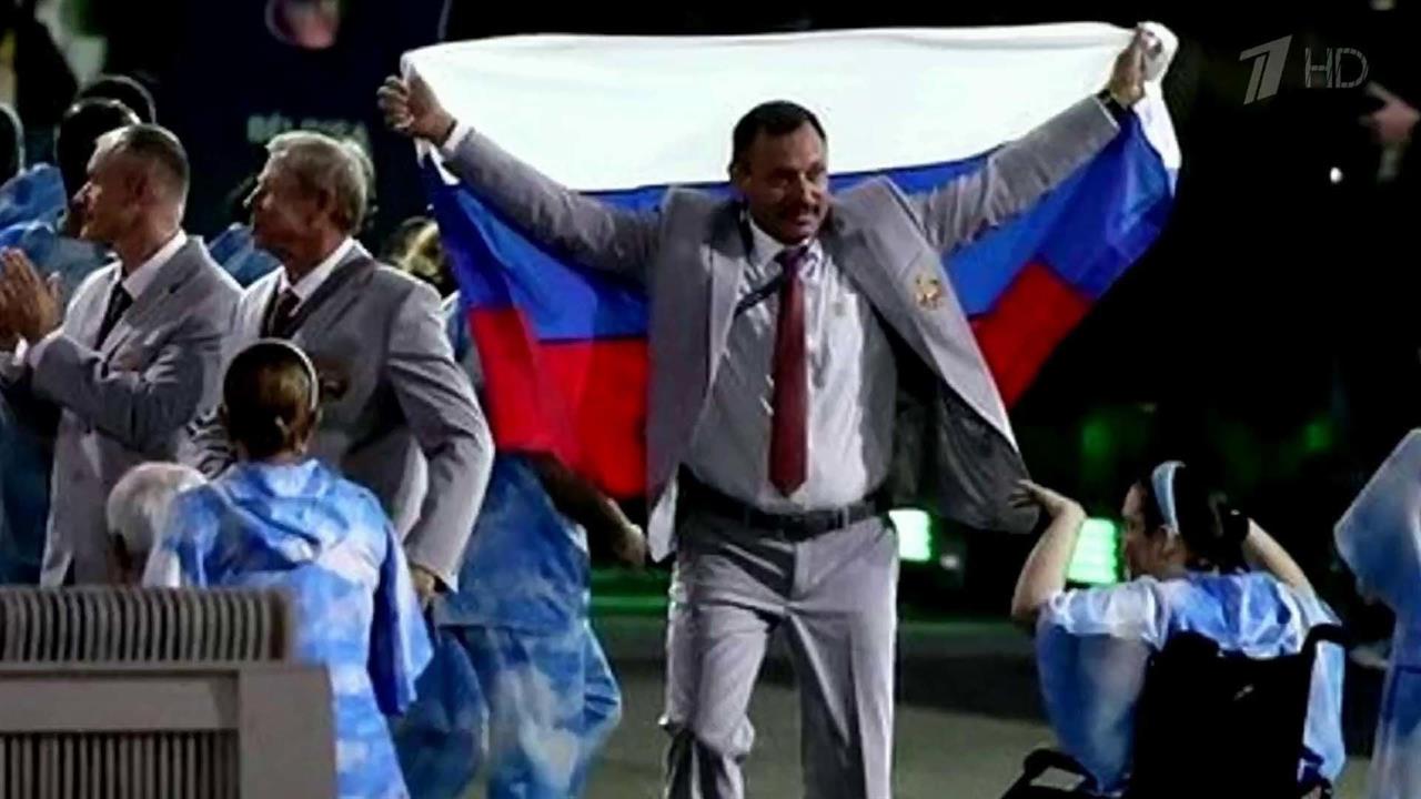Один из белорусских паралимпийцев пронес по стадиону "Маракана" флаг российской сборной