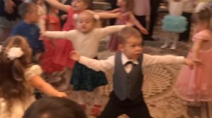 "Разноцветная игра с мамами"