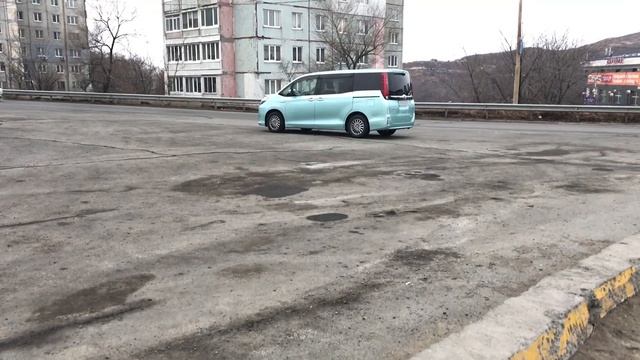 ? Toyota Esquire zwr80 ? ЗАЧЕМ если есть Toyota Noah и Toyota Voxy ? Батарейка 25