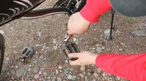 как поменять педали на велосипеде.