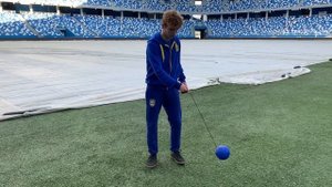 Упражнения с мячом на веревке.