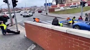 В Чехии местные жители отпинали протестующих рагулей-беженок.