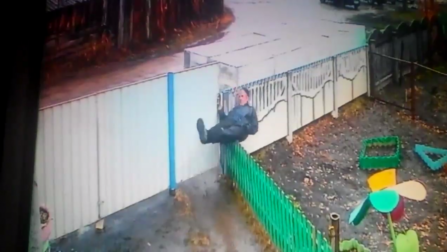 Русский сосед пришел к русской соседки. Девочка упала с лестницы. Мопс упал с лестницы.