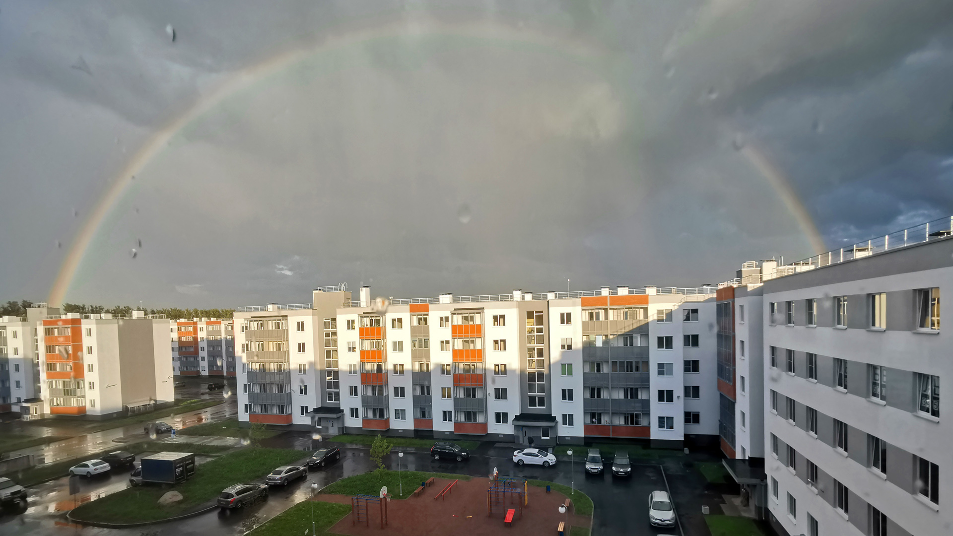 Осенняя радуга 46. Радуга осени Звездный городок. Сквозь дождь лучилось солнце и раскидывалась Радуга от края до края. Радуга осенью в Америке.