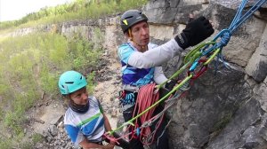 Спуск пострадавшего с помощью узла UIAA