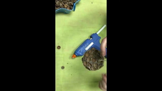 Шарик из шапочек желудей - поделка из природных материалов смотреть онлайн