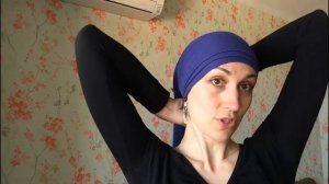 Как повязать палантин осенью с созданием объема на затылке, со складками у лица (см.субтитры рус.)